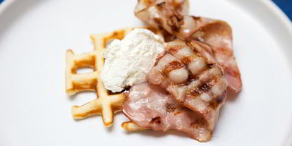 Шаг 7: вафли с беконом, творогом и медом