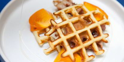 Шаг 8: вафли с беконом, творогом и медом