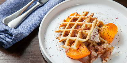 Шаг 9: вафли с беконом, творогом и медом