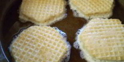 Шаг 6: вафель с фаршем в кляре