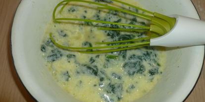 Шаг 1: вафель со шпинатом, сыром и семгой