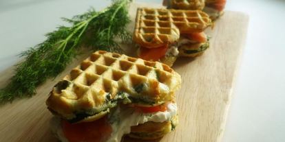 Шаг 4: вафель со шпинатом, сыром и семгой