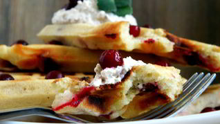 Рецепт Венских вафель с брусникой на кукурузной муке