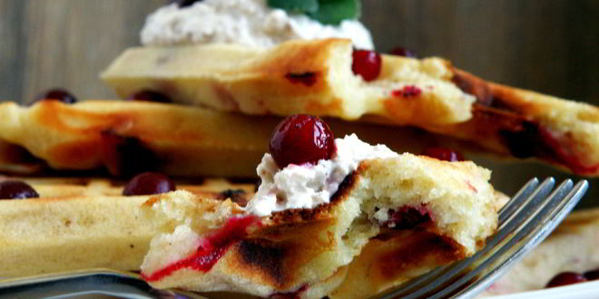 Рецепт Венских вафель с брусникой на кукурузной муке