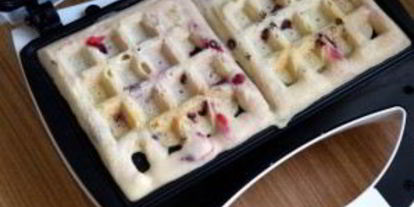 Шаг 3: венских вафель с брусникой на кукурузной муке