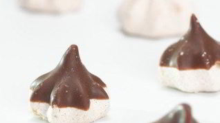 Рецепт Ванильных, шоколадных и кофейные меренги в шоколадной глазури