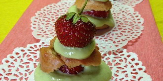 Рецепт Клубничных профитролей с творожно-базиликовым кремом