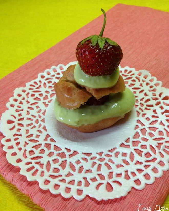 Рецепт клубничных профитролей с творожно-базиликовым кремом