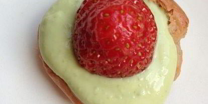 Шаг 10: клубничных профитролей с творожно-базиликовым кремом