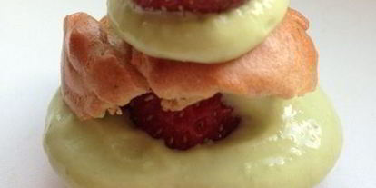 Шаг 11: клубничных профитролей с творожно-базиликовым кремом