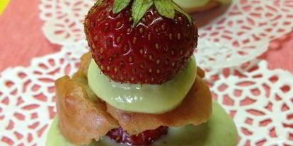 Шаг 12: клубничных профитролей с творожно-базиликовым кремом