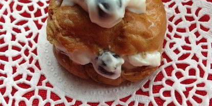 Шаг 13: клубничных профитролей с творожно-базиликовым кремом