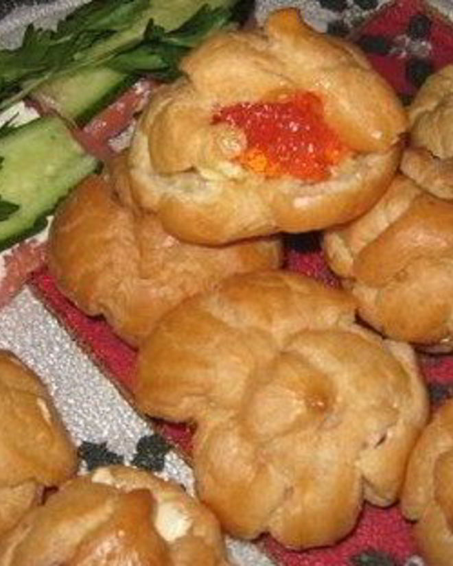 Рецепт профитролей с красной икрой и сливочным маслом