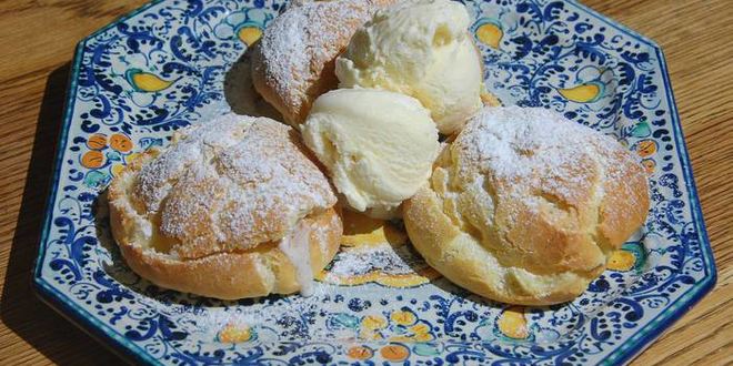 Рецепт профитролей с ванильным кремом и мороженым