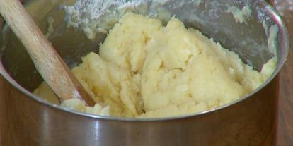 Шаг 3: профитролей с ванильным кремом и мороженым