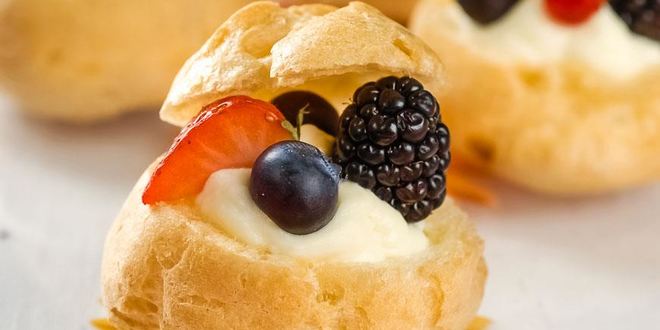 Рецепт Профитролей с ягодами и кремом