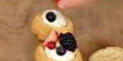 Шаг 5: профитролей с ягодами и кремом