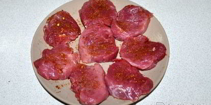 Шаг 1: медальонов из свиного филе с аджикой