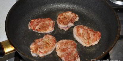 Шаг 2: медальонов из свиного филе с аджикой