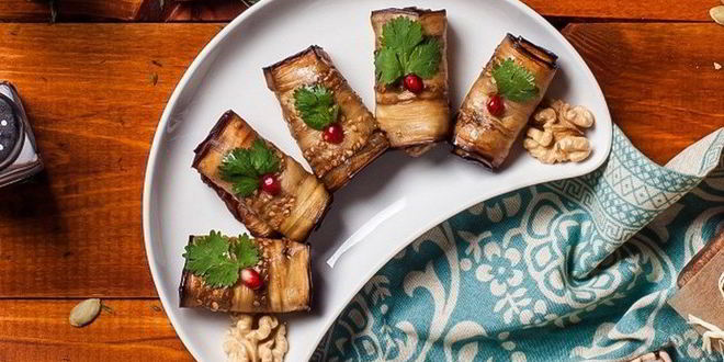 Рецепт Рулетиков из баклажана с ореховой пастой и аджикой