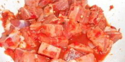 Шаг 1: свинины, тушенной с аджикой