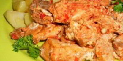 Шаг 2: свинины, тушенной с аджикой