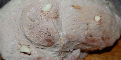 Шаг 1: свиного окорока варено-печеный в аджике