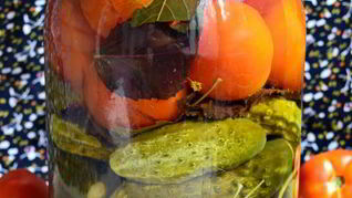 Рецепт Ассорти из огурцов и помидоров с базиликом на зиму