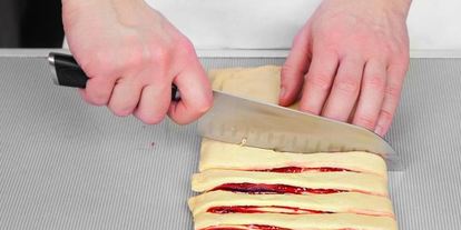 Шаг 4: булочек с малиновым джемом