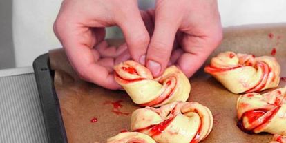 Шаг 5: булочек с малиновым джемом