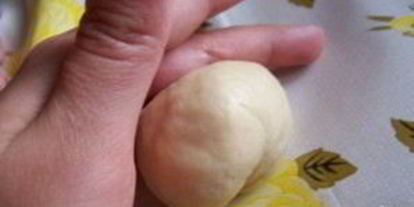 Шаг 1: дрожжевого теста с джемом