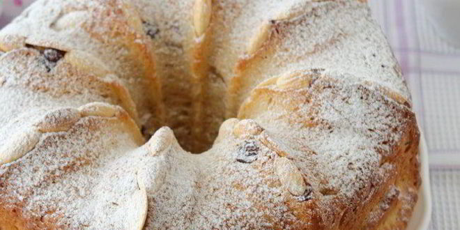 Рецепт Гугельхопфа с джемом, миндалем и клюквой