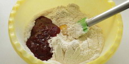 Шаг 2: гугельхопфа с джемом, миндалем и клюквой