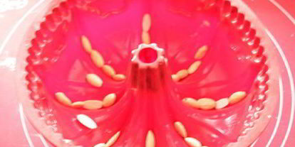 Шаг 6: гугельхопфа с джемом, миндалем и клюквой