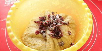 Шаг 7: гугельхопфа с джемом, миндалем и клюквой