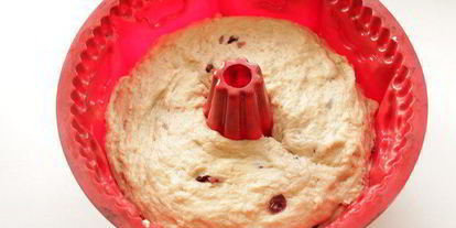 Шаг 8: гугельхопфа с джемом, миндалем и клюквой