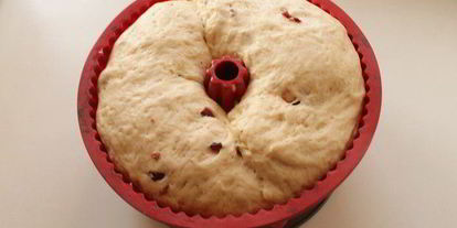 Шаг 9: гугельхопфа с джемом, миндалем и клюквой