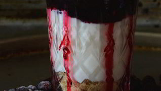 Рецепт Йогуртового десерта с быстрым домашним джемом из черной смородины