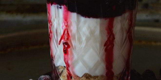 Рецепт Йогуртового десерта с быстрым домашним джемом из черной смородины