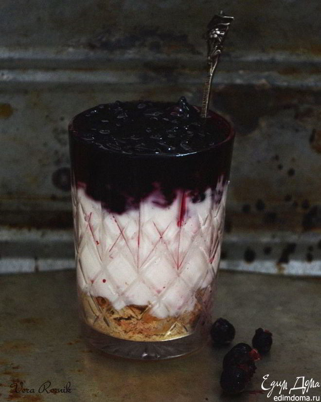 Рецепт йогуртового десерта с быстрым домашним джемом из черной смородины