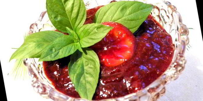 Рецепт Клубничного джема с красным вином и базиликом