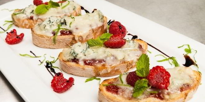 Рецепт Кростини с джемом и горгонзоллой
