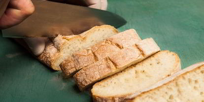 Шаг 1: кростини с джемом и горгонзоллой