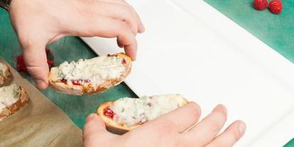 Шаг 10: кростини с джемом и горгонзоллой