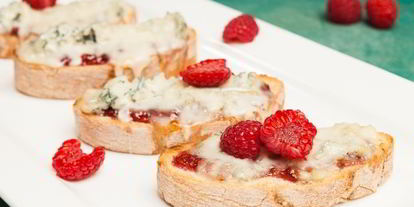 Шаг 11: кростини с джемом и горгонзоллой