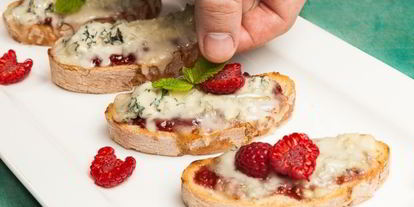 Шаг 12: кростини с джемом и горгонзоллой