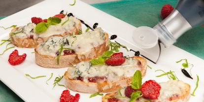 Шаг 13: кростини с джемом и горгонзоллой