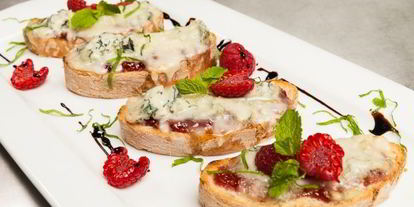 Шаг 15: кростини с джемом и горгонзоллой