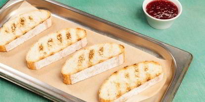 Шаг 3: кростини с джемом и горгонзоллой