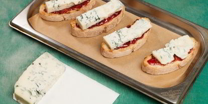 Шаг 6: кростини с джемом и горгонзоллой